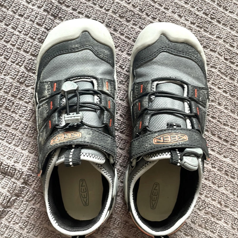 Keen Knotch Hollow boys waterproof sneaker size 2